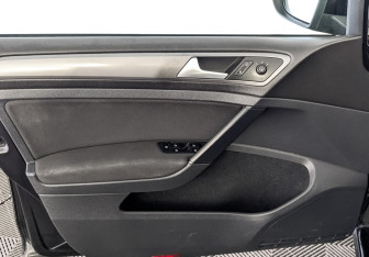 Подержанный автомобиль Volkswagen Golf Hatchback 2013 года (19 фото)