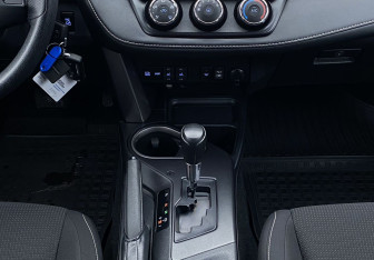 Подержанный автомобиль Toyota RAV4 2016 года (13 фото)