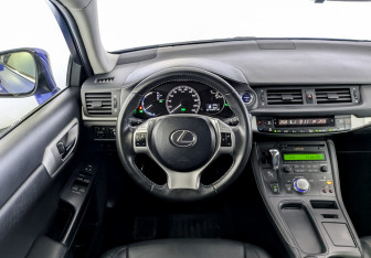 Подержанный автомобиль Lexus CT 2013 года (21 фото)