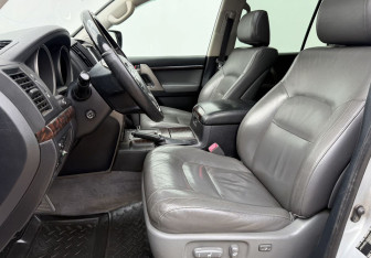 Подержанный автомобиль Toyota Land Cruiser Suv 2008 года (10 фото)
