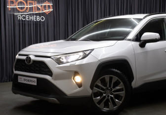 Подержанный автомобиль Toyota RAV4 2020 года (21 фото)