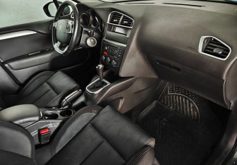 Подержанный автомобиль Citroen C4 Hatchback 2012 года (11 фото)