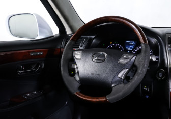 Подержанный автомобиль Lexus LS 2012 года (13 фото)