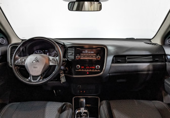 Подержанный автомобиль Mitsubishi Outlander 2022 года (14 фото)