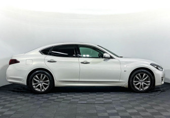 Подержанный автомобиль Infiniti Q70 2015 года (4 фото)