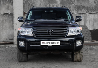 Подержанный автомобиль Toyota Land Cruiser Suv 2014 года (2 фото)