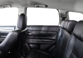 Подержанный автомобиль Mitsubishi Outlander 2012 года (10 фото)