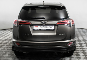 Подержанный автомобиль Toyota RAV4 2016 года (6 фото)