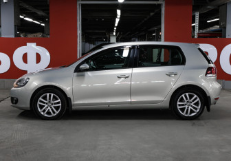 Подержанный автомобиль Volkswagen Golf Hatchback 2012 года (8 фото)