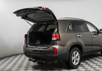 Подержанный автомобиль Kia Sorento 2015 года (15 фото)