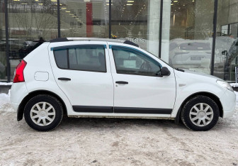 Подержанный автомобиль Renault Sandero 2013 года (4 фото)