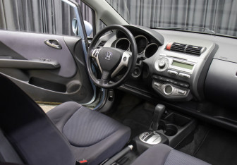 Подержанный автомобиль Honda Jazz 2008 года (11 фото)