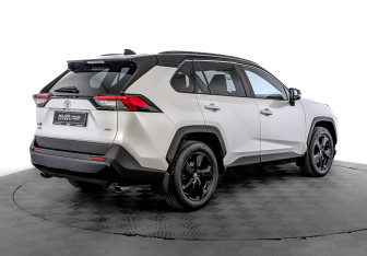 Подержанный автомобиль Toyota RAV4 2021 года (5 фото)