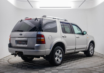 Подержанный автомобиль Ford Explorer 2005 года (5 фото)