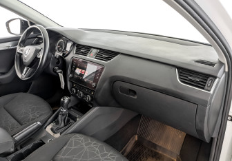 Подержанный автомобиль Skoda Octavia Liftback 2019 года (11 фото)