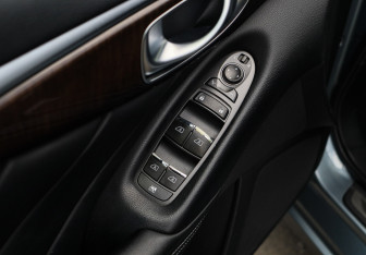 Подержанный автомобиль Infiniti Q50 2014 года (18 фото)