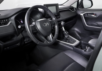 Подержанный автомобиль Toyota RAV4 2020 года (14 фото)