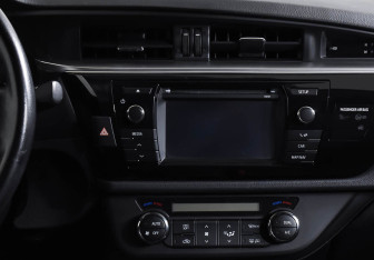 Подержанный автомобиль Toyota Corolla Sedan 2015 года (12 фото)