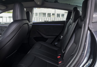 Подержанный автомобиль Tesla Model 3 2025 года (11 фото)