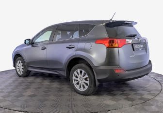 Подержанный автомобиль Toyota RAV4 2013 года (7 фото)