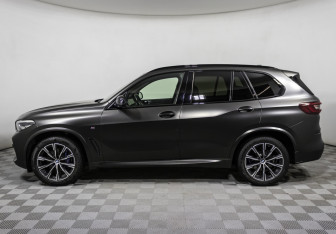 Подержанный автомобиль BMW X5 2022 года (8 фото)