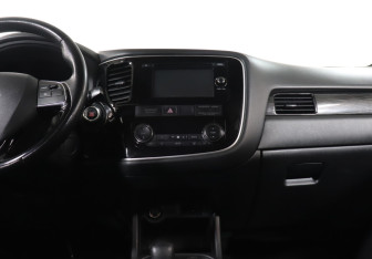 Подержанный автомобиль Mitsubishi Outlander 2016 года (14 фото)