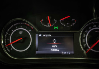 Подержанный автомобиль Opel Insignia Liftback 2013 года (12 фото)