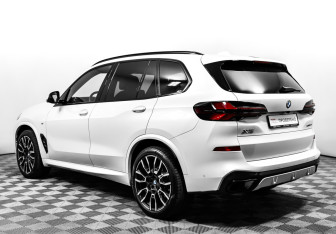Подержанный автомобиль BMW X5 2024 года (7 фото)