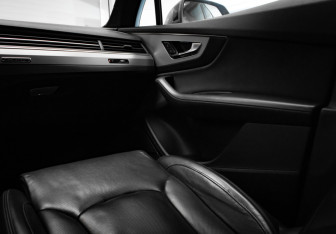 Подержанный автомобиль Audi Q7 2016 года (25 фото)