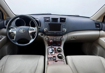 Подержанный автомобиль Toyota Highlander 2012 года (9 фото)