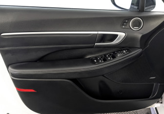 Подержанный автомобиль Hyundai Sonata 2020 года (19 фото)