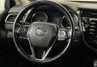 Подержанный автомобиль Toyota Camry Sedan 2018 года (14 фото)