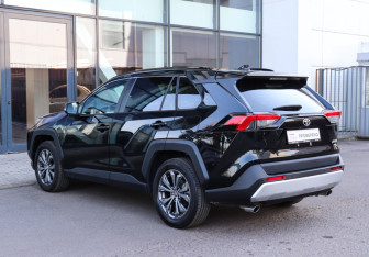 Подержанный автомобиль Toyota RAV4 2023 года (6 фото)