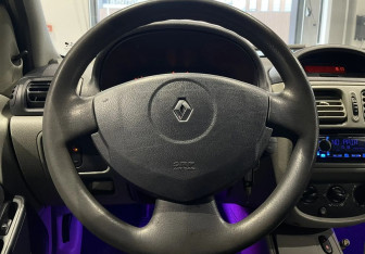 Подержанный автомобиль Renault Symbol 2004 года (13 фото)