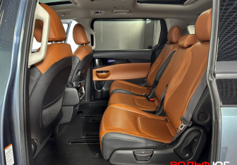 Подержанный автомобиль Kia Carnival 2021 года (10 фото)