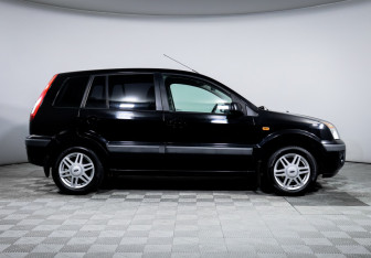 Подержанный автомобиль Ford Fusion 2006 года (4 фото)