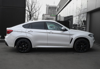 Подержанный автомобиль BMW X6 2016 года (4 фото)