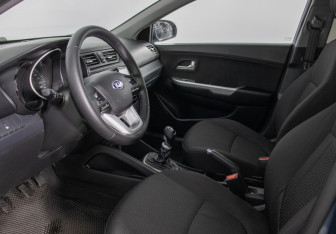 Подержанный автомобиль Kia Rio Hatchback 2013 года (10 фото)