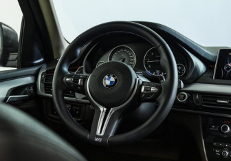 Подержанный автомобиль BMW X5 2015 года (10 фото)