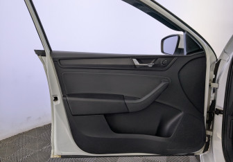 Подержанный автомобиль Skoda Rapid Liftback 2021 года (19 фото)