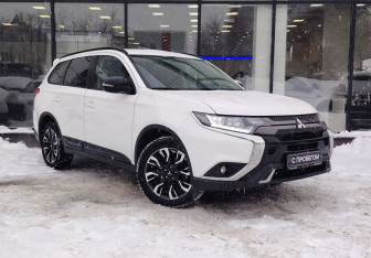 Подержанный автомобиль Mitsubishi Outlander 2021 года (3 фото)