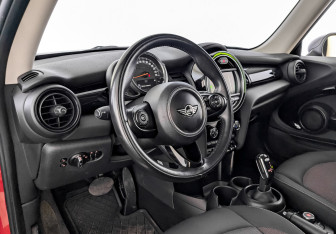 Подержанный автомобиль MINI Hatch 2018 года (16 фото)