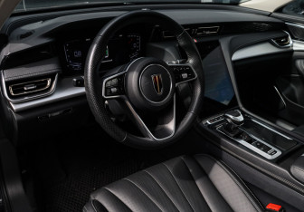 Подержанный автомобиль Hongqi H5 2024 года (13 фото)