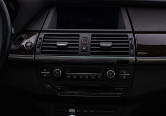 Подержанный автомобиль BMW X6 2011 года (14 фото)