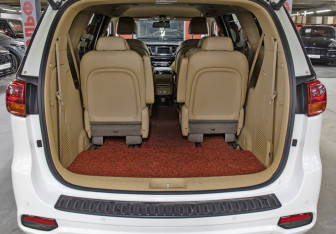 Подержанный автомобиль Kia Carnival 2018 года (10 фото)