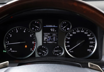 Подержанный автомобиль Lexus LX 2014 года (15 фото)