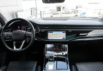 Подержанный автомобиль Audi Q7 2021 года (14 фото)