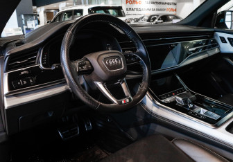 Подержанный автомобиль Audi Q8 2019 года (17 фото)