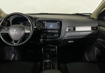 Подержанный автомобиль Mitsubishi Outlander 2015 года (12 фото)