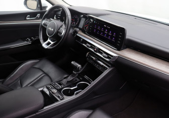 Подержанный автомобиль Kia K5 2021 года (10 фото)
